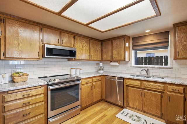 6008 Amber Oaks Avenue, Bakersfield, CA 93306