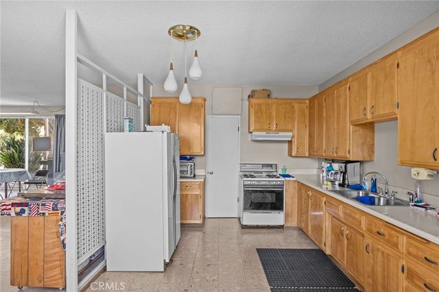 620 Snead Drive, Hemet, CA 92543