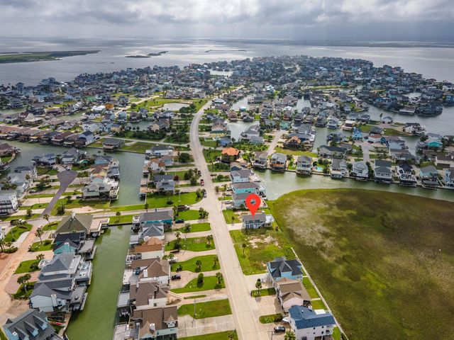 944 Tiki Drive, Tiki Island, TX 77554