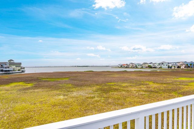 944 Tiki Drive, Tiki Island, TX 77554