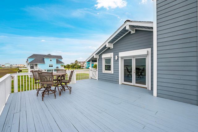 944 Tiki Drive, Tiki Island, TX 77554
