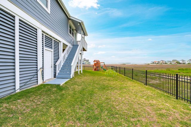 944 Tiki Drive, Tiki Island, TX 77554