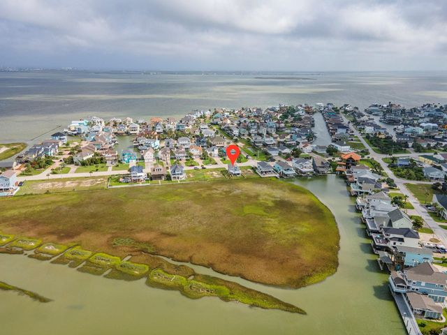 944 Tiki Drive, Tiki Island, TX 77554