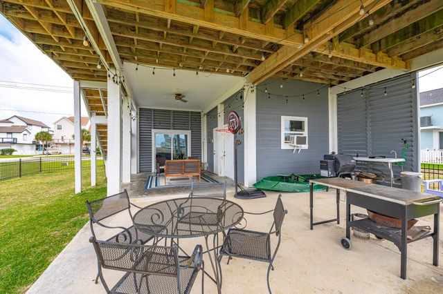 944 Tiki Drive, Tiki Island, TX 77554
