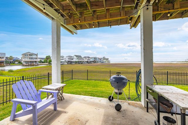 944 Tiki Drive, Tiki Island, TX 77554