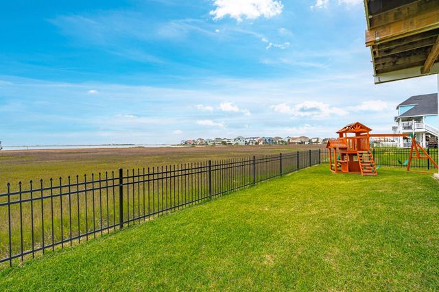 944 Tiki Drive, Tiki Island, TX 77554