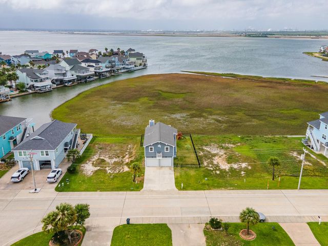 944 Tiki Drive, Tiki Island, TX 77554