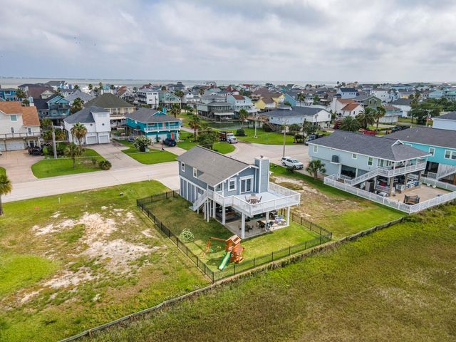 944 Tiki Drive, Tiki Island, TX 77554