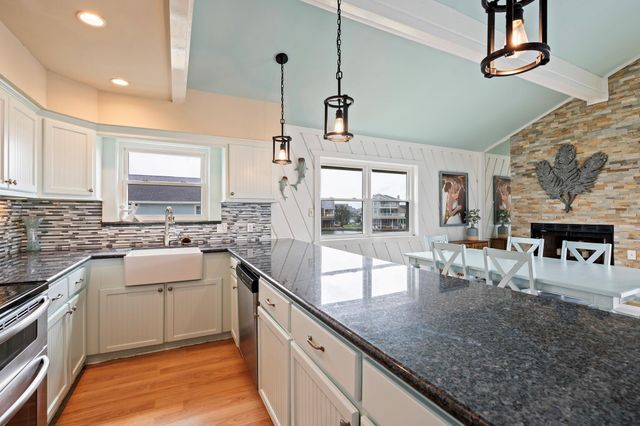944 Tiki Drive, Tiki Island, TX 77554