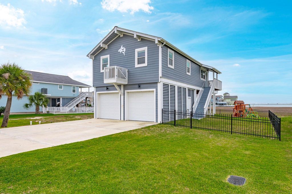 944 Tiki Drive, Tiki Island, TX 77554