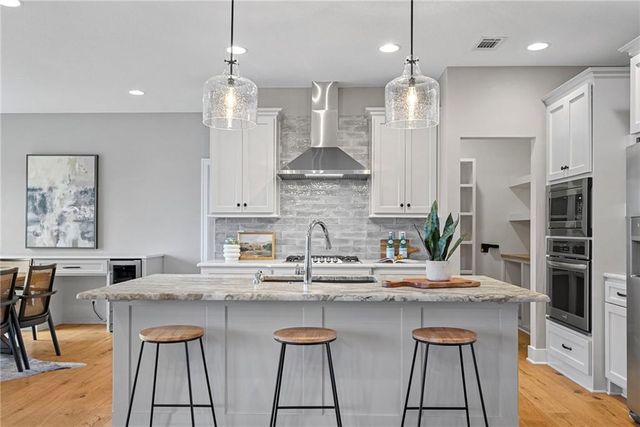 22275 W 98th Terrace, Lenexa, KS 66220