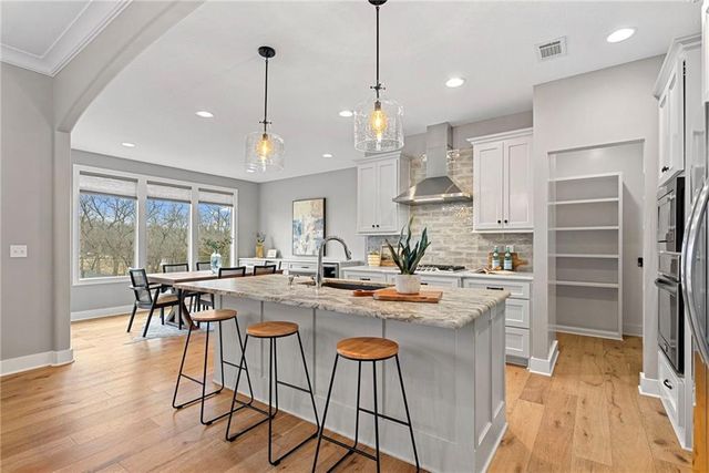 22275 W 98th Terrace, Lenexa, KS 66220