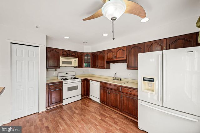 32 PARKVIEW WAY, Newtown, PA 18940