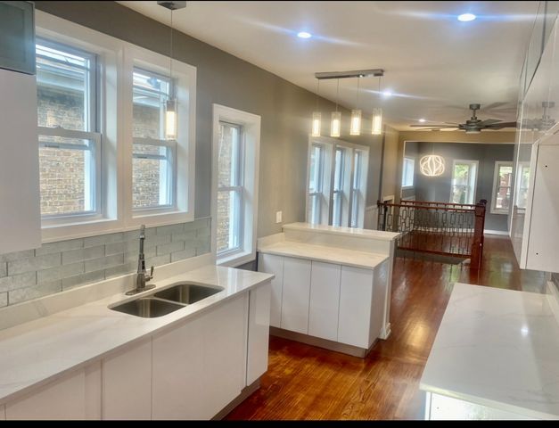 7806 S Rhodes Avenue, Chicago, IL 60619