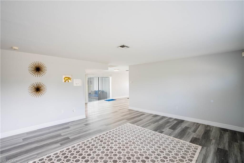 Image 2 of property listing at 1421 SE 29th TER, Cape Coral, FL 33904