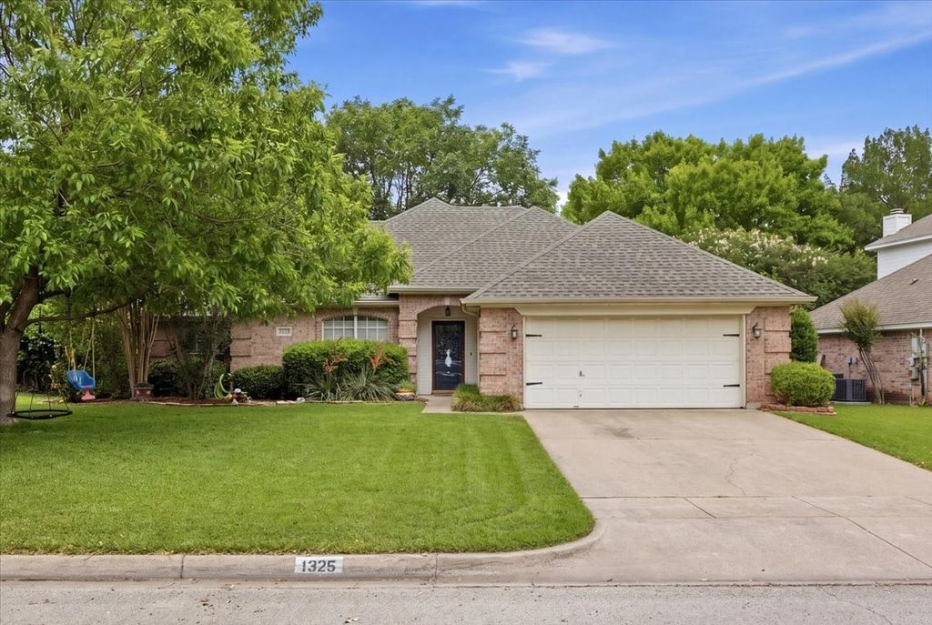 1325 Rio Grande Drive, Benbrook, TX 76126