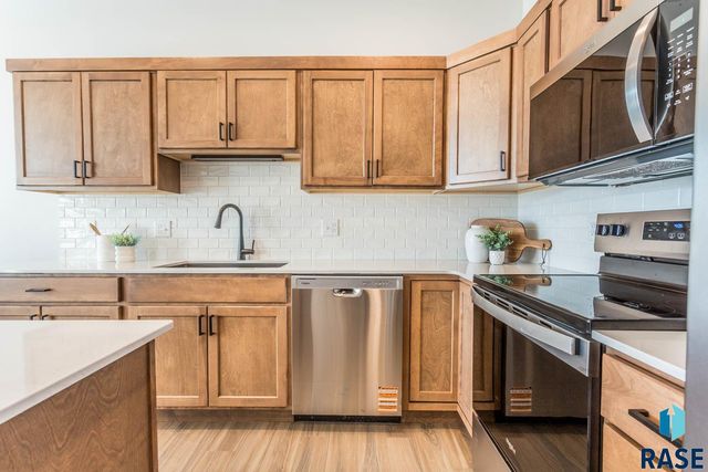 2313 E Jetty Pl Place, Sioux Falls, SD 57108