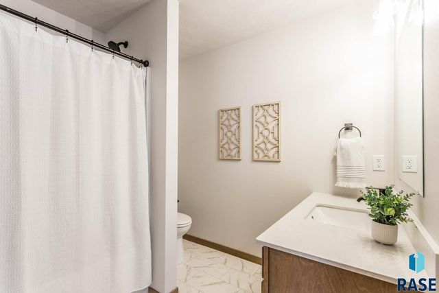 2313 E Jetty Pl Place, Sioux Falls, SD 57108