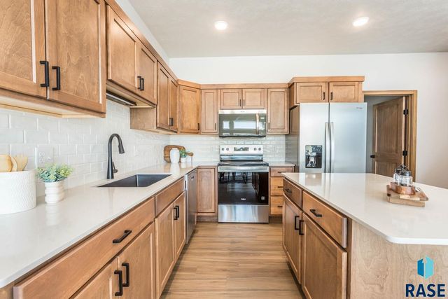 2313 E Jetty Pl Place, Sioux Falls, SD 57108