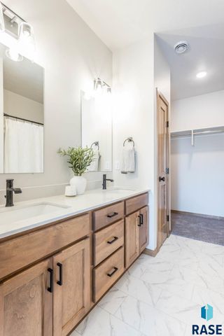 2313 E Jetty Pl Place, Sioux Falls, SD 57108