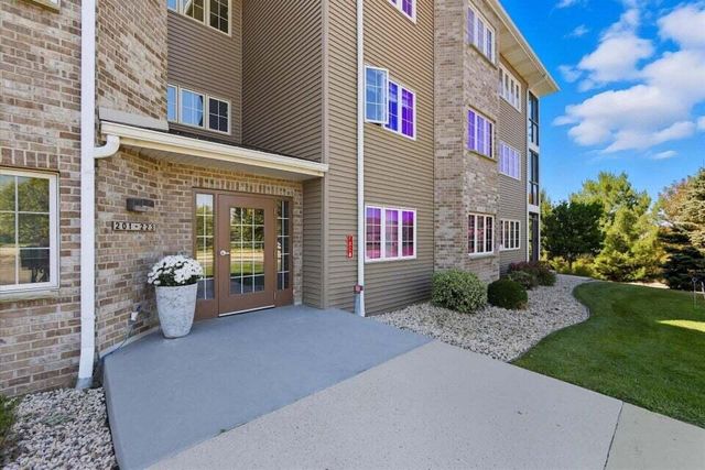 201 Oconomowoc PARKWAY, Oconomowoc, WI 53066