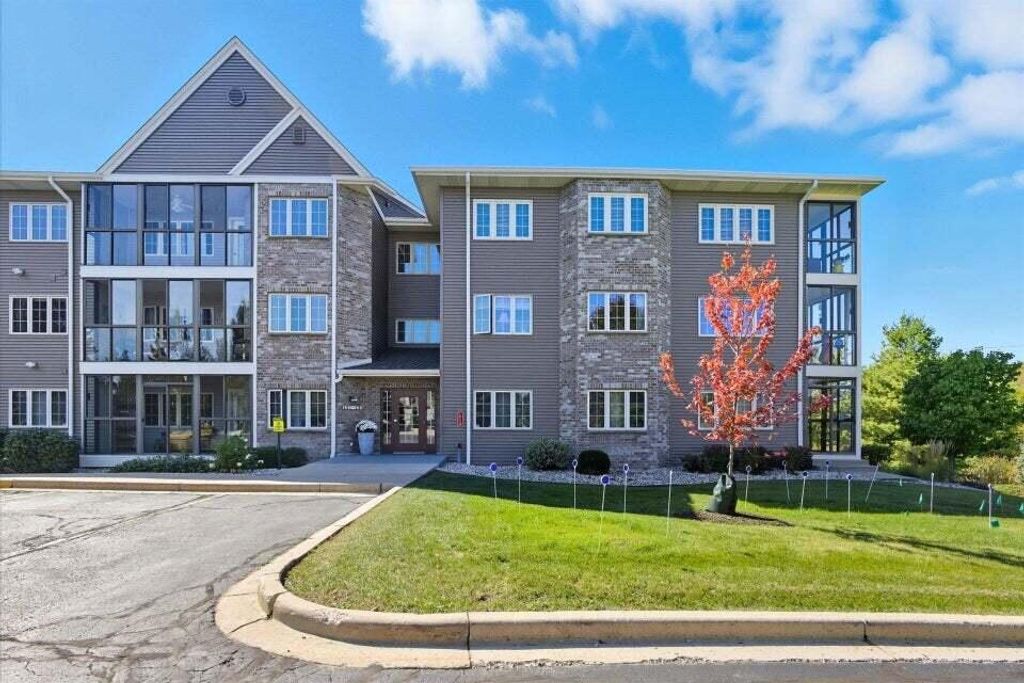 201 Oconomowoc PARKWAY, Oconomowoc, WI 53066