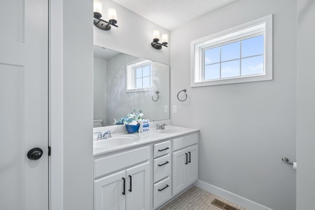 18301 Glacier Way, Lakeville, MN 55044