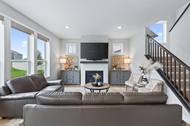 18301 Glacier Way, Lakeville, MN 55044