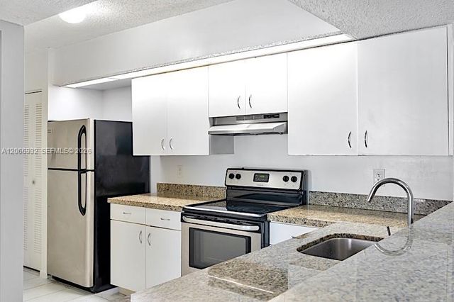 18830 NW 57th Avenue 304, Hialeah, FL 33015