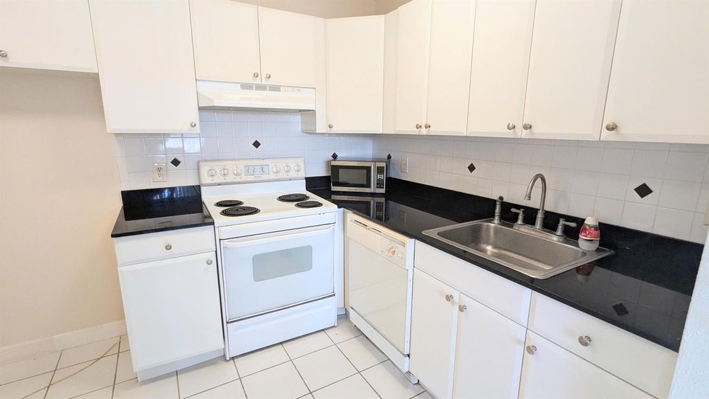 Image 6 of property listing at 146 Tuscany B, Delray Beach, FL 33446