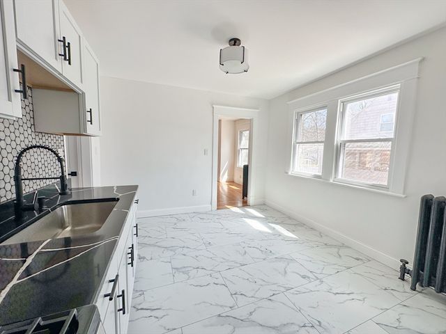 40 Goldenrod St, Springfield, MA 01109