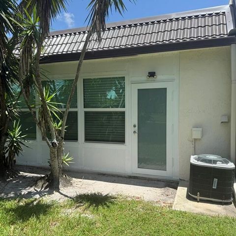 197 Lake Susan Lane, West Palm Beach, FL 33411
