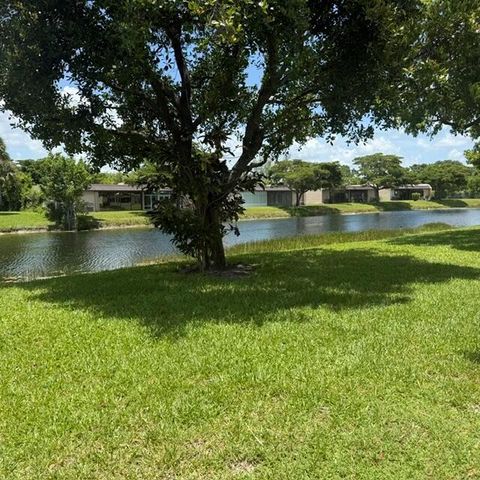 197 Lake Susan Lane, West Palm Beach, FL 33411