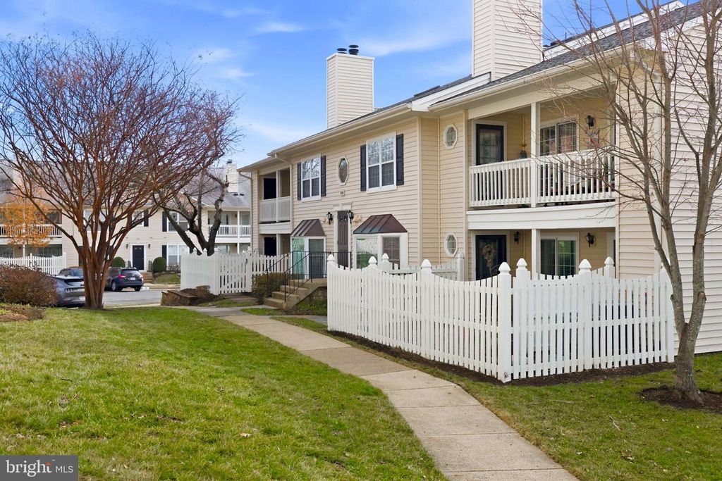Image 1 of property listing at 10208-C ASHBROOKE CT #19, Oakton, VA 22124