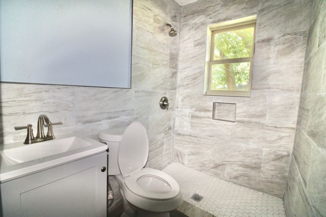 1206 S Edgefield Avenue, Dallas, TX 75208