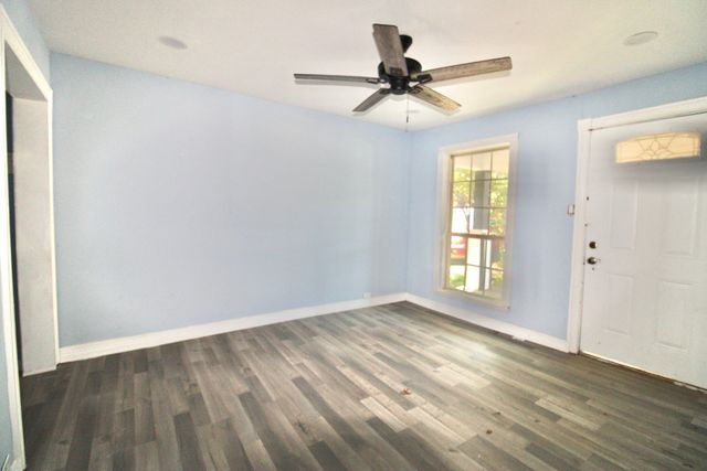 1206 S Edgefield Avenue, Dallas, TX 75208