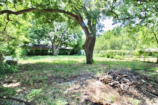 1206 S Edgefield Avenue, Dallas, TX 75208