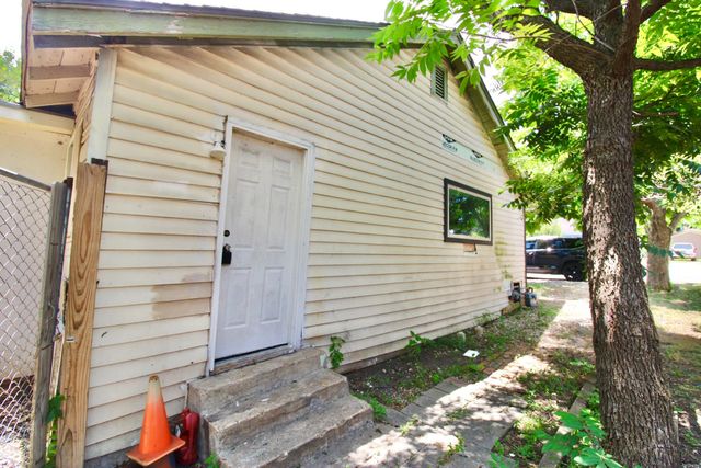 1206 S Edgefield Avenue, Dallas, TX 75208