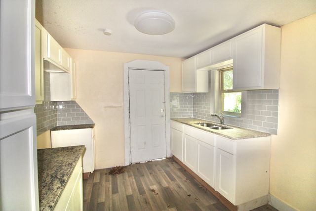 1206 S Edgefield Avenue, Dallas, TX 75208