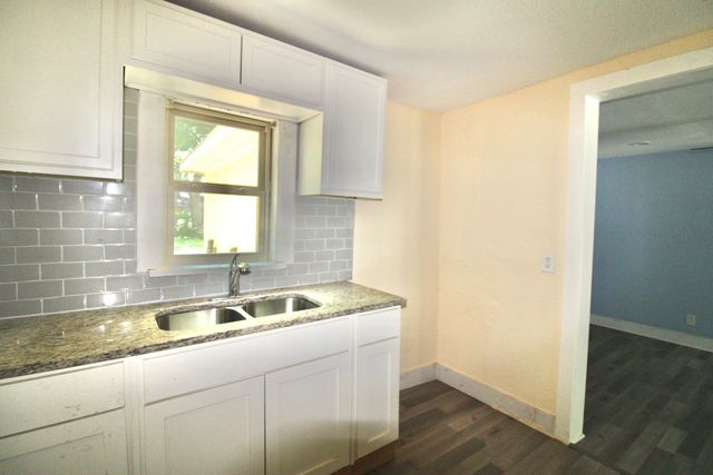 1206 S Edgefield Avenue, Dallas, TX 75208