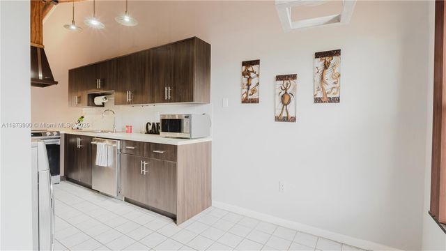 2290 Oak Ct, Pembroke Pines, FL 33026