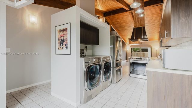 2290 Oak Ct, Pembroke Pines, FL 33026