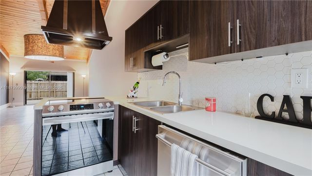 2290 Oak Ct, Pembroke Pines, FL 33026
