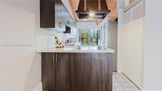 2290 Oak Ct, Pembroke Pines, FL 33026
