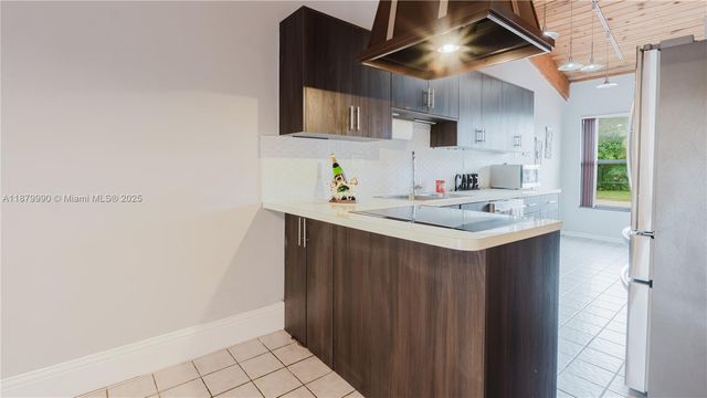2290 Oak Ct, Pembroke Pines, FL 33026