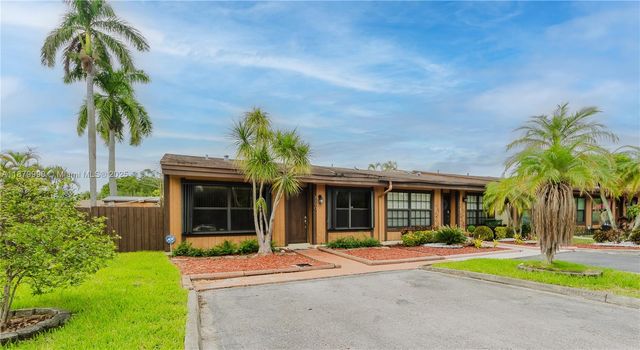 2290 Oak Ct, Pembroke Pines, FL 33026