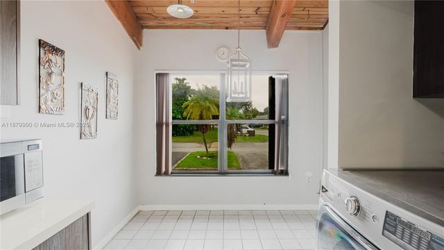 2290 Oak Ct, Pembroke Pines, FL 33026