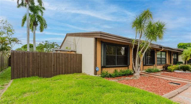 2290 Oak Ct, Pembroke Pines, FL 33026