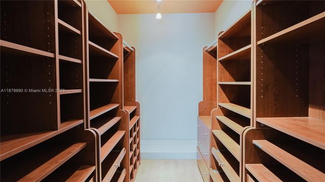 2290 Oak Ct, Pembroke Pines, FL 33026
