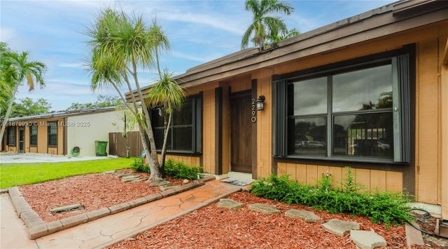 2290 Oak Ct, Pembroke Pines, FL 33026